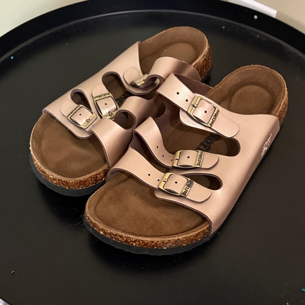 Softmoc Size 8 Women's Sandals in metallic gold